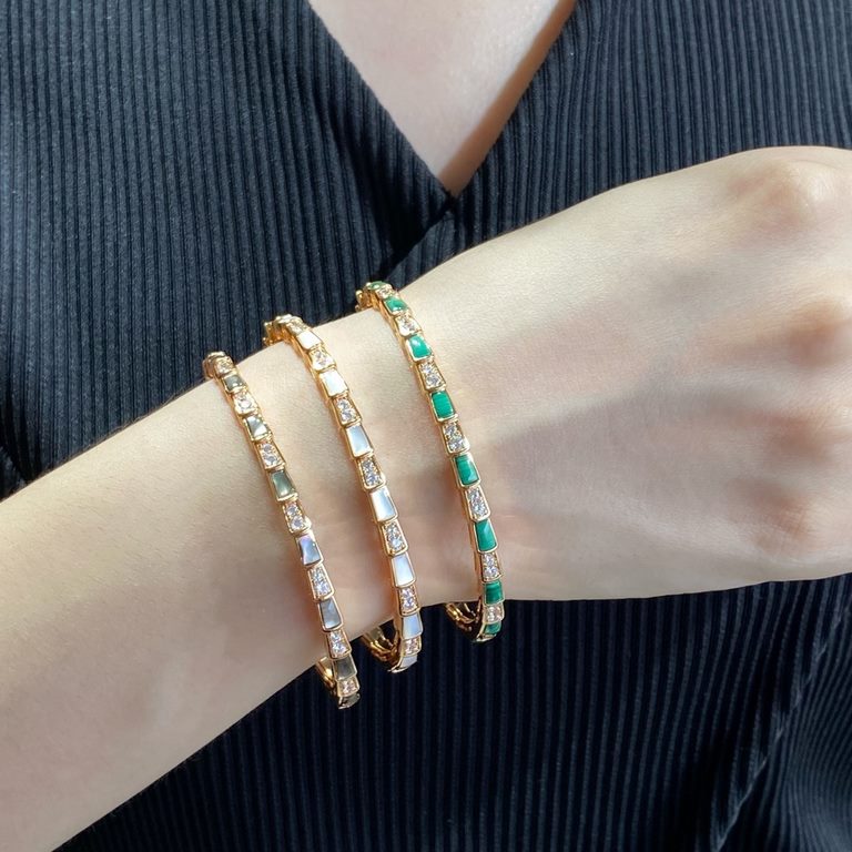 V gold plated imitation gold BVLGARI Bvlgari Premium Mother-of-pearl Narrow Snake Bone Bracelet with delicate and enchanting line design, decorated with bright diamonds   so that dominance can also be feminine! Thickened