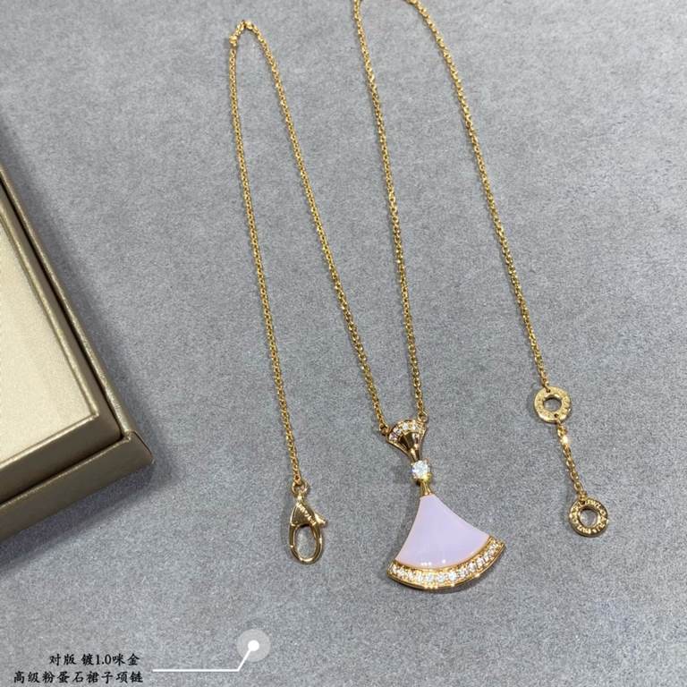 V gold material Tanabata limited edition (white diamonds) Bvlgari high-grade pink eggstone fan-shaped skirt necklace original engraved beautiful   diva series   one to one customized hot small skirt fan   luxury beautifu