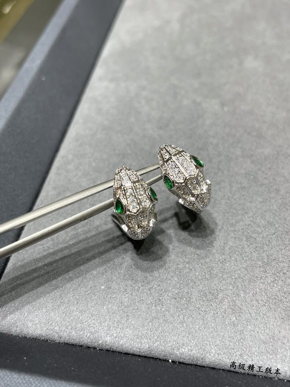 Gold Bvlgari Dodo Snake earrings with emeralds and pavé diamonds The snake as a symbol of sensuality and beauty, a totem that dates back to ancient Greek and Roman mythology, symbolizes intelligence, vitality and charism