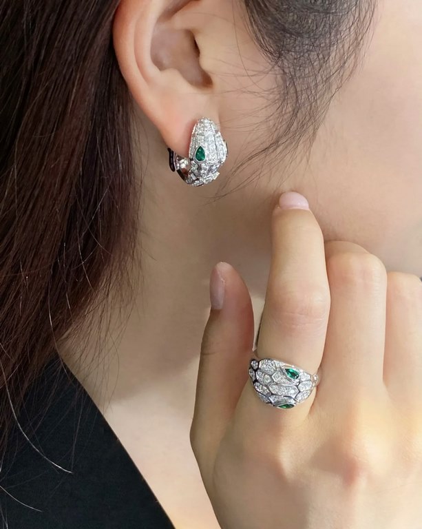 Gold Bvlgari Dodo Snake earrings with emeralds and pavé diamonds The snake as a symbol of sensuality and beauty, a totem that dates back to ancient Greek and Roman mythology, symbolizes intelligence, vitality and charism