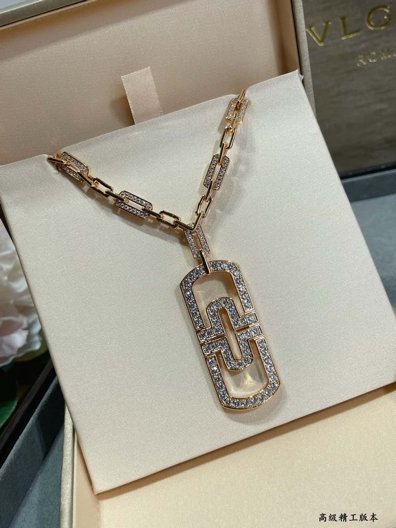 Full length 65cm!!!  each section of the clasp is chained by hand. Bvlgari openworked paperclip necklace. Bulgari's designers will be the elements of the paperclip into the jewelry design, this regular and orderly, ratio