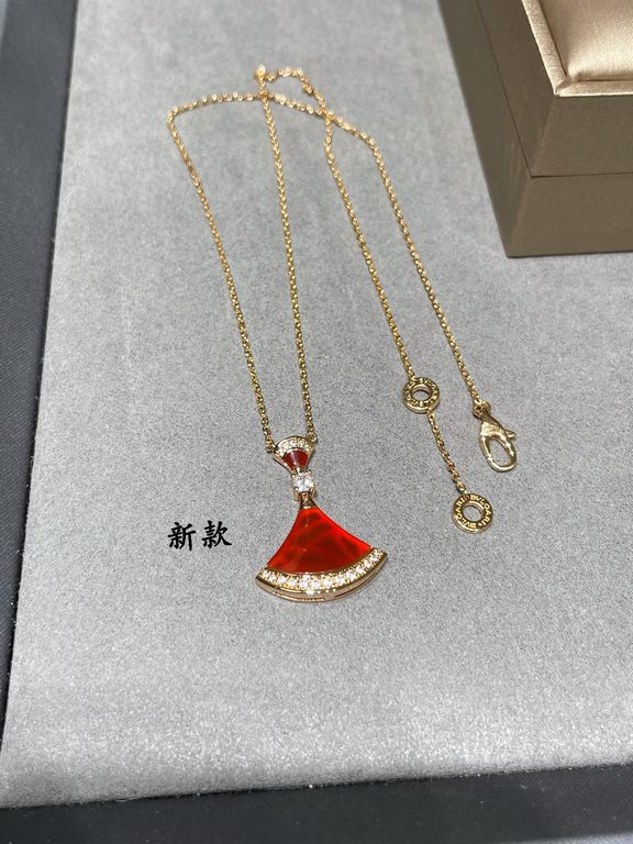 V gold Bvlgari Premium Large Scalloped Red Skirt Necklace Original Engraving Beautiful  diva Collection  High-end One-to-One Customized Fire Skirt Scalloped  Luxurious and Beautiful .