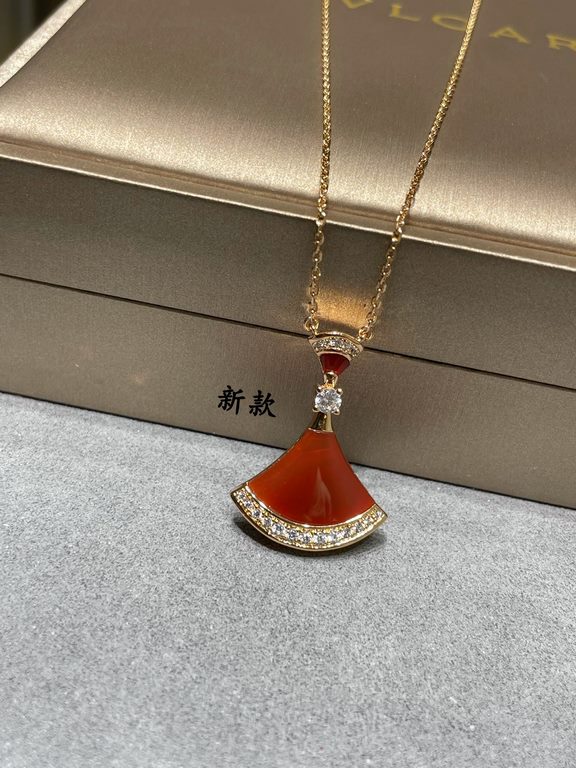 V gold Bvlgari Premium Large Scalloped Red Skirt Necklace Original Engraving Beautiful  diva Collection  High-end One-to-One Customized Fire Skirt Scalloped  Luxurious and Beautiful .