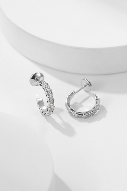 BV Serpenti Viper EarringsA seductive and captivating sensuality that pays homage to its spirit animal. Metal and diamonds are spliced with natural stones to give the unique spreading curvature of the spirit snake, with 