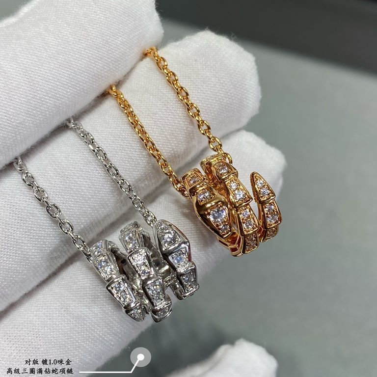 In V gold Bulgari Premium Triple Loop Full Diamond Snake Necklace, True Fragrance Collection... Simple and generous in person Exquisite workmanship.