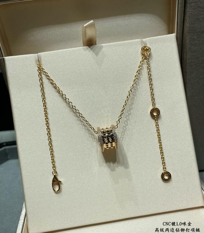 V gold CNC open Bvlgari Premium Two Side Rivet Spring Necklace, spiral part embellished with studs A necklace that is not easy to clash with the counter synchronization update with the same   BVLGARI counter counter with