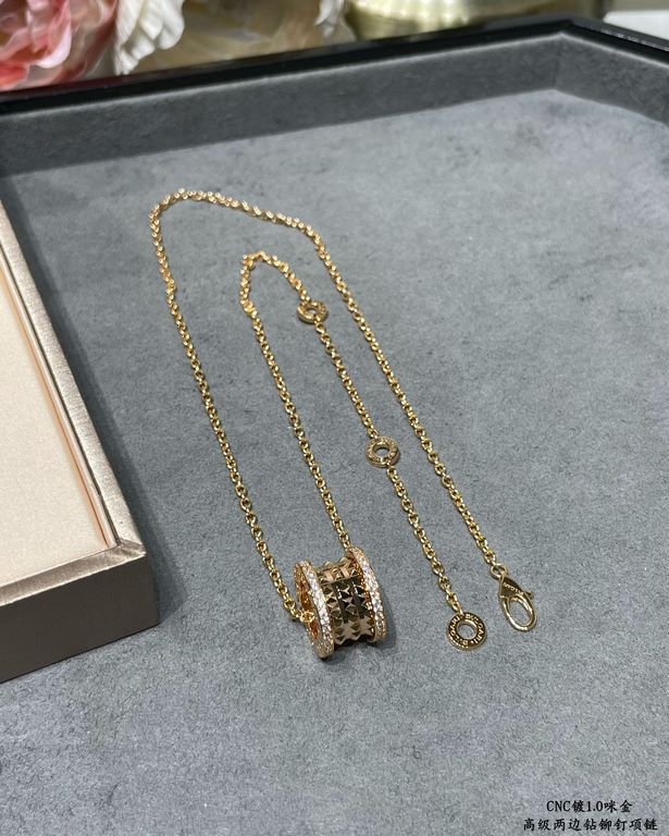 V gold CNC open Bvlgari Premium Two Side Rivet Spring Necklace, spiral part embellished with studs A necklace that is not easy to clash with the counter synchronization update with the same   BVLGARI counter counter with