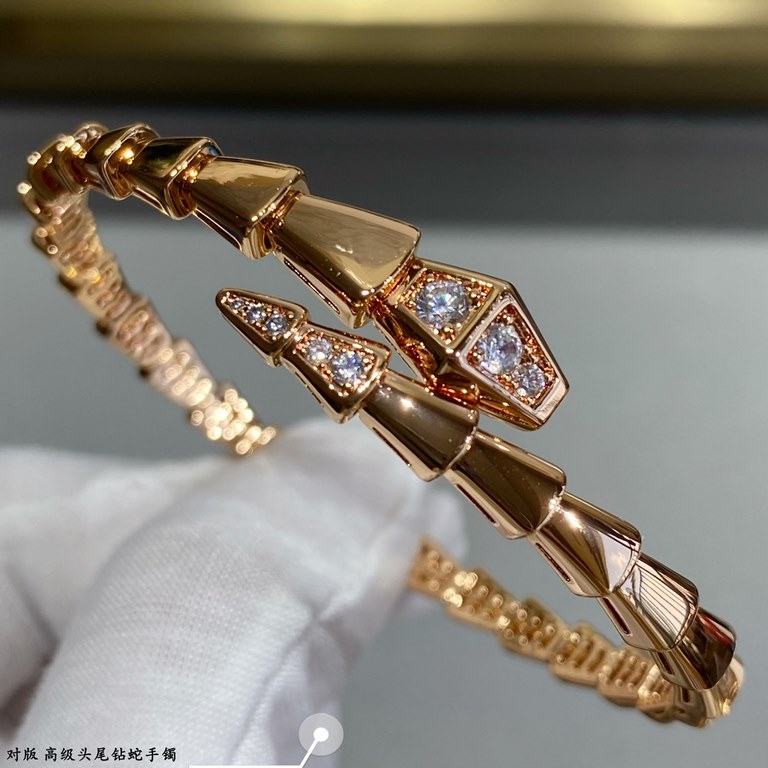 In V gold Pair of versions. Bvlgari Premium Head and Tail Diamond Snake Bracelet True Fragrance Collection... Simple and generous in person, more beautiful than the price of a full diamond, exquisitely crafted, with a me