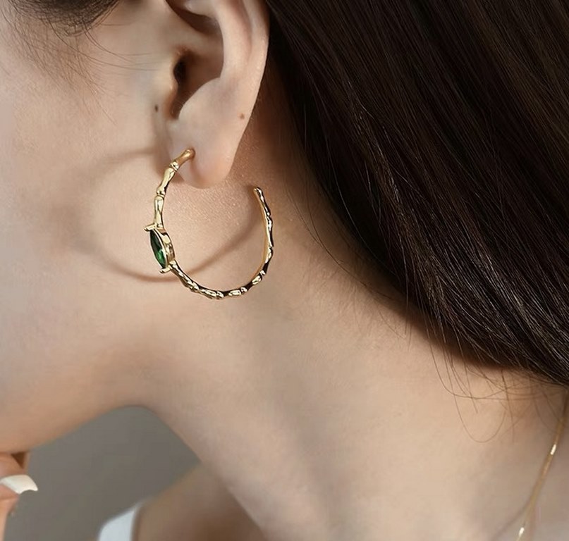 BOTTEGA VENENTA New BV Earrings The distinctive design and individuality of these earrings will change your impression of traditional earrings and make them glamorous.