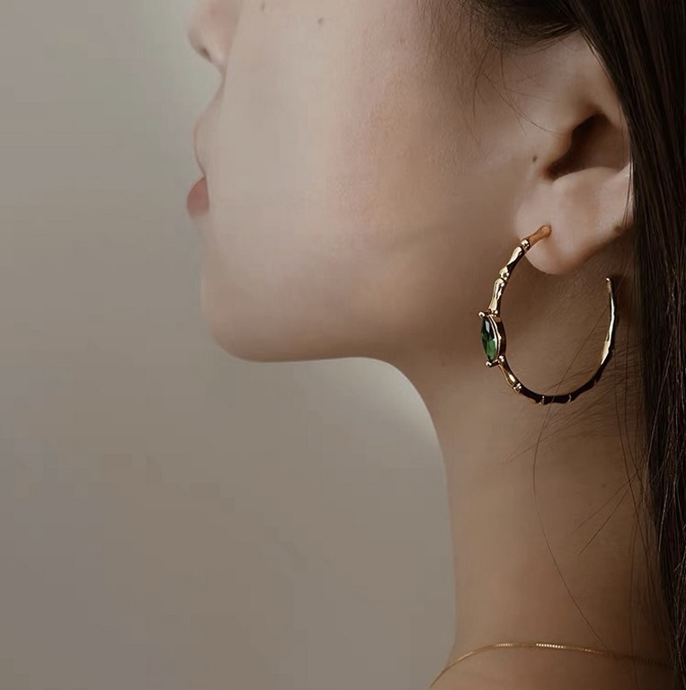 BOTTEGA VENENTA New BV Earrings The distinctive design and individuality of these earrings will change your impression of traditional earrings and make them glamorous.