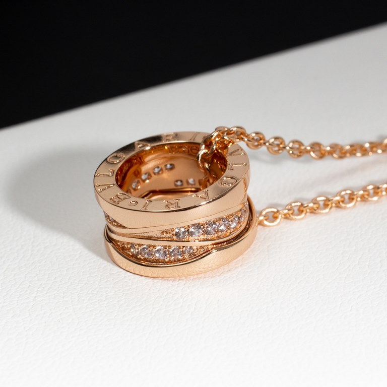 Taking inspiration from the famous amphitheater, the Colosseum, the B.ZERO1 ROCK collection is a groundbreaking expression of BVLGARI's unique and uninhibited creative vision. The iconic spiral shape is reinterpreted wit