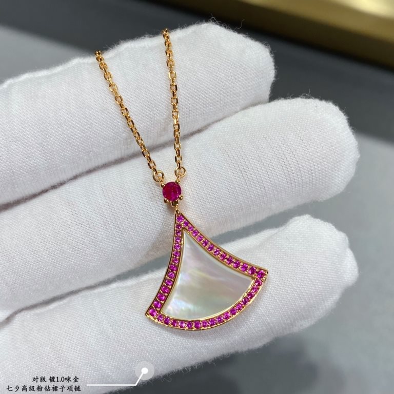 V gold plated imitation gold Bvlgari Tanabata Premium Pink Diamond Skirt Necklace, full of femininity Salute to the ultimate elegance of the Italian style High-end customization Micro-setting process Original single sync