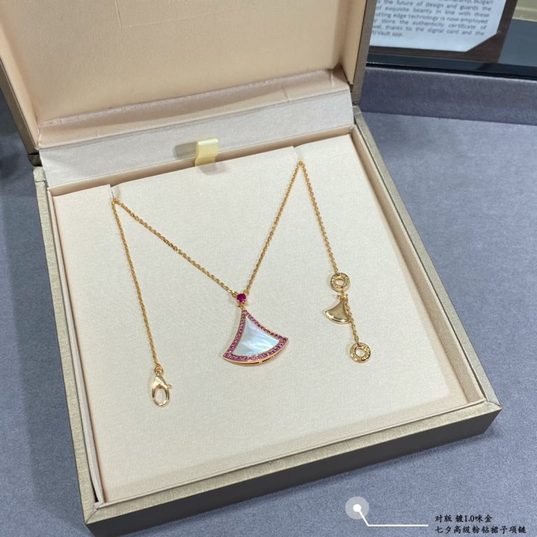 V gold plated imitation gold Bvlgari Tanabata Premium Pink Diamond Skirt Necklace, full of femininity Salute to the ultimate elegance of the Italian style High-end customization Micro-setting process Original single sync