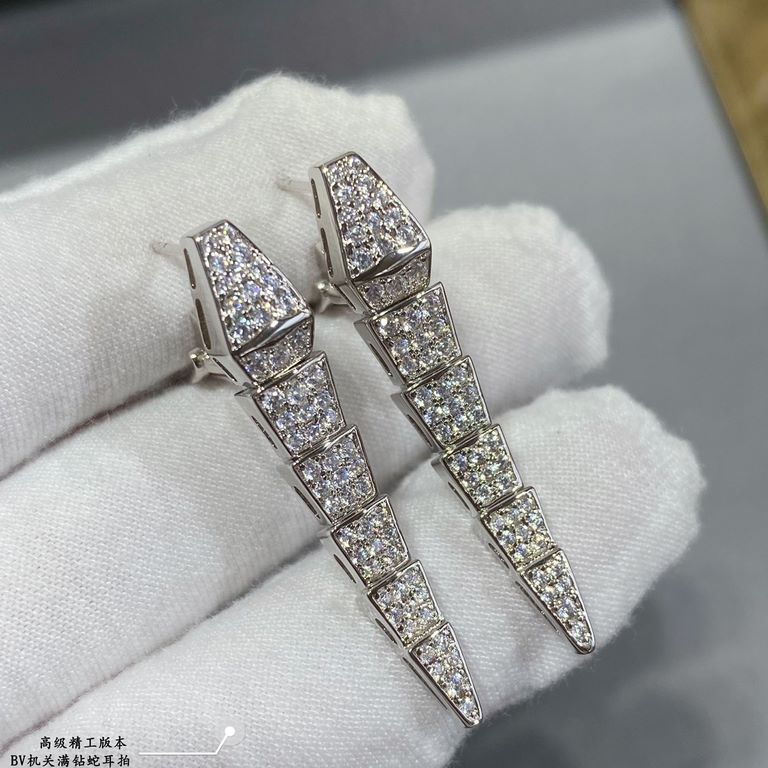 BVLGARI CLASSICAL WORKS Bvlgari Premium Full Diamond Organ Snake Ear Clap   Each joint is movable Premium closure. The delicate and enchanting lines of the design are adorned with brilliant diamonds   so that dominance c