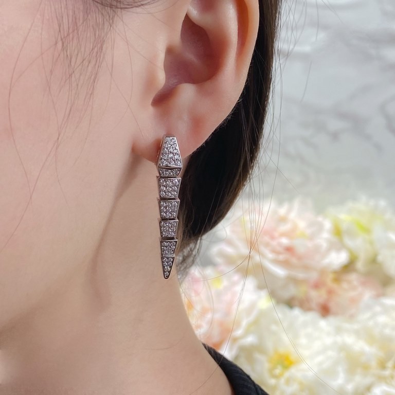 BVLGARI CLASSICAL WORKS Bvlgari Premium Full Diamond Organ Snake Ear Clap   Each joint is movable Premium closure. The delicate and enchanting lines of the design are adorned with brilliant diamonds   so that dominance c