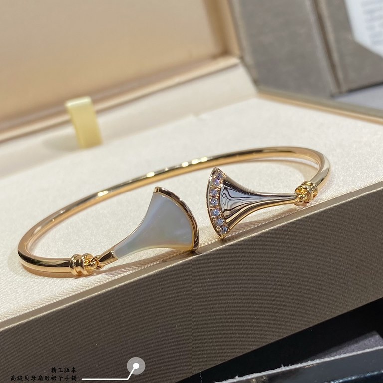 V gold plated imitation gold (pair size) Bvlgari senior mother-of-pearl two sides fan-shaped skirt bracelet, full of femininity Salute to the ultimate elegance of the Italian style High-end customization Micro-setting pr