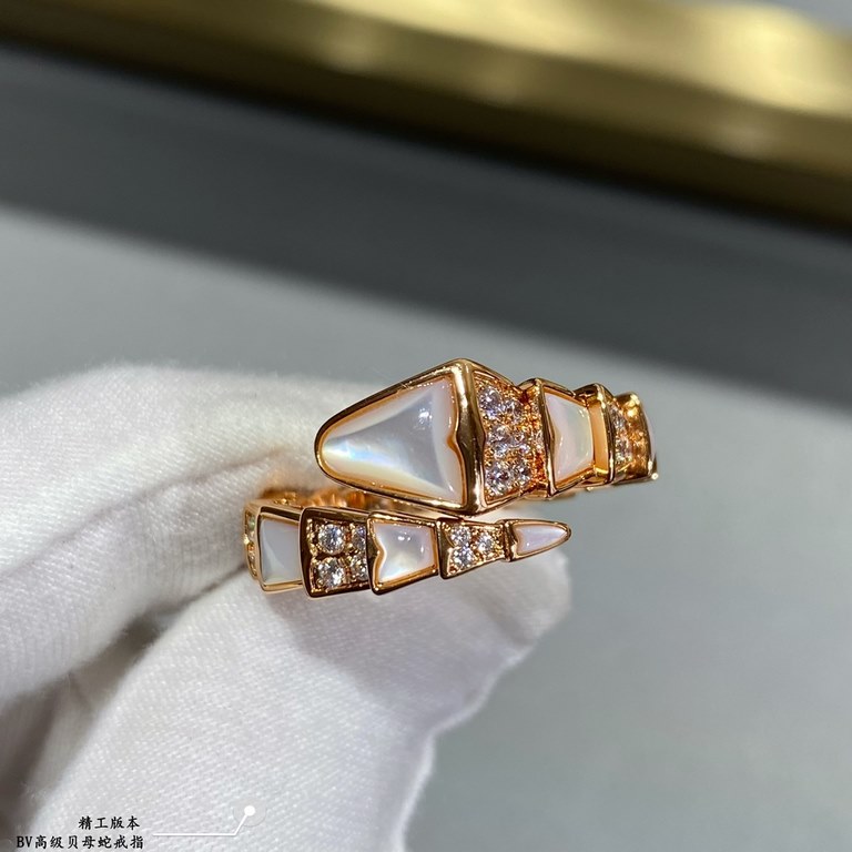 V gold plated with imitation gold BVLGARI classic reproduction Bvlgari Premium Mother-of-pearl Snake Ring    delicate and enchanting line design, decorated with bright diamonds   so that the domineering can also have a f