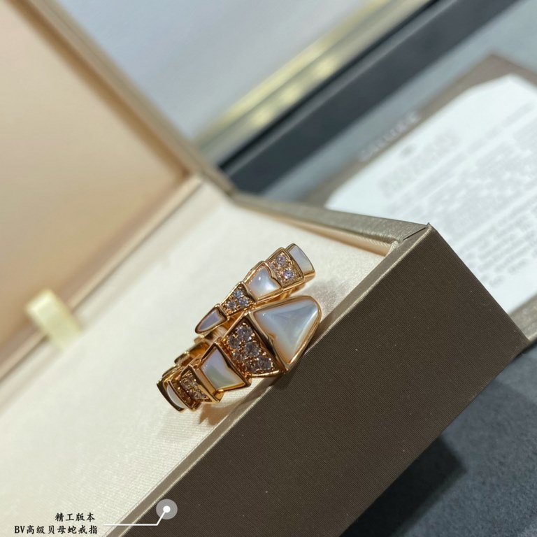 V gold plated with imitation gold BVLGARI classic reproduction Bvlgari Premium Mother-of-pearl Snake Ring    delicate and enchanting line design, decorated with bright diamonds   so that the domineering can also have a f