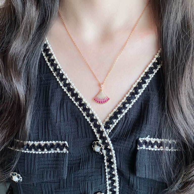 V gold plated imitation gold (pair size) Bvlgari gradient pink diamond fan skirt necklace, embedded with a central brilliant red zircon and brilliant cut, and round diamonds  , decorated with pave diamonds  , full of fem