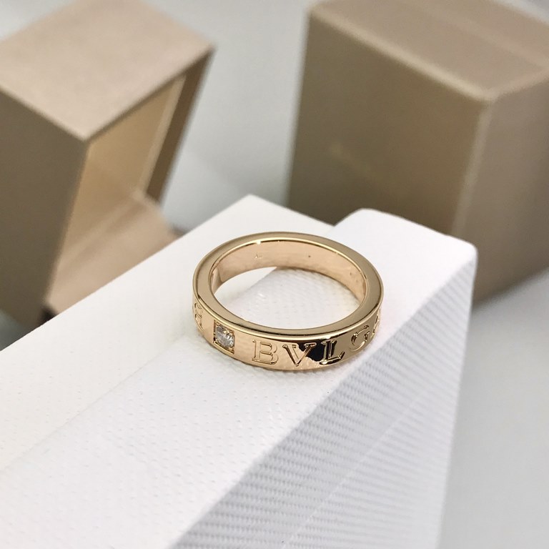 The BVL@ARI ring is based on the Roman culture that inspired the brand, and combines the elegance of modern culture with the fashion appeal of a rare and precious piece. The brand's double logo mark, inspired by the curv