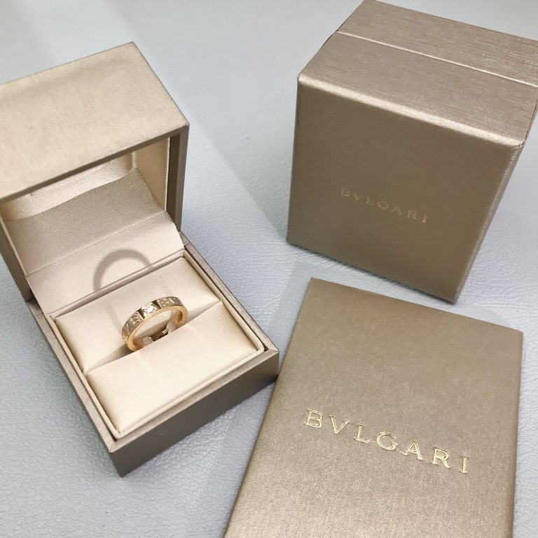 The BVL@ARI ring is based on the Roman culture that inspired the brand, and combines the elegance of modern culture with the fashion appeal of a rare and precious piece. The brand's double logo mark, inspired by the curv