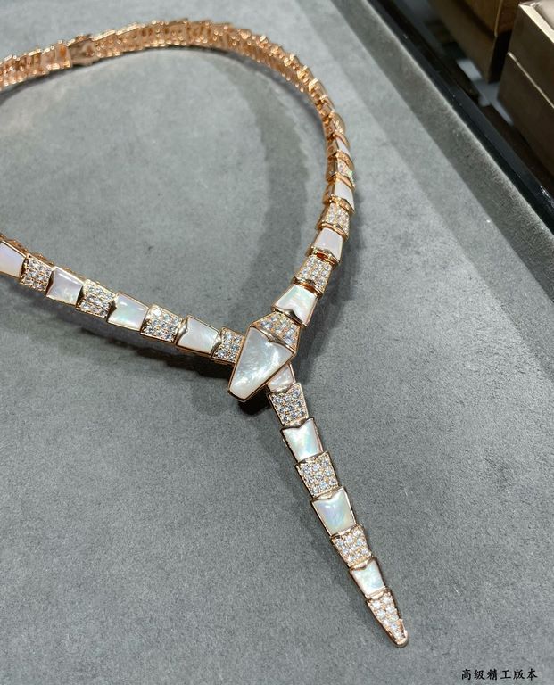 ( This model is non-refundable, non-exchangeable and non-acceptable after-sales  )Sub-golden material (actual price) BVLGARI classic work Bvlgari wide version of the shell snake necklace   delicate enchanting line design