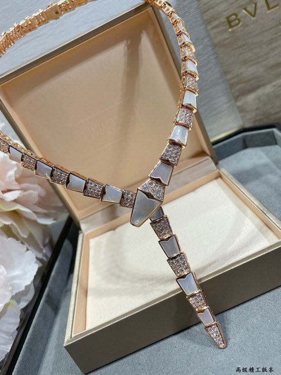 ( This model is non-refundable, non-exchangeable and non-acceptable after-sales  )Sub-golden material (actual price) BVLGARI classic work Bvlgari wide version of the shell snake necklace   delicate enchanting line design