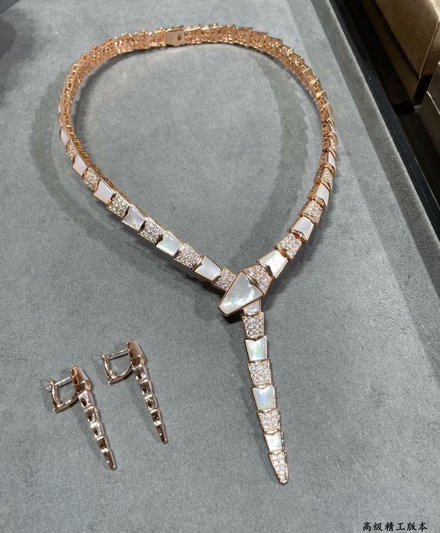 ( This model is non-refundable, non-exchangeable and non-acceptable after-sales  )Sub-golden material (actual price) BVLGARI classic work Bvlgari wide version of the shell snake necklace   delicate enchanting line design