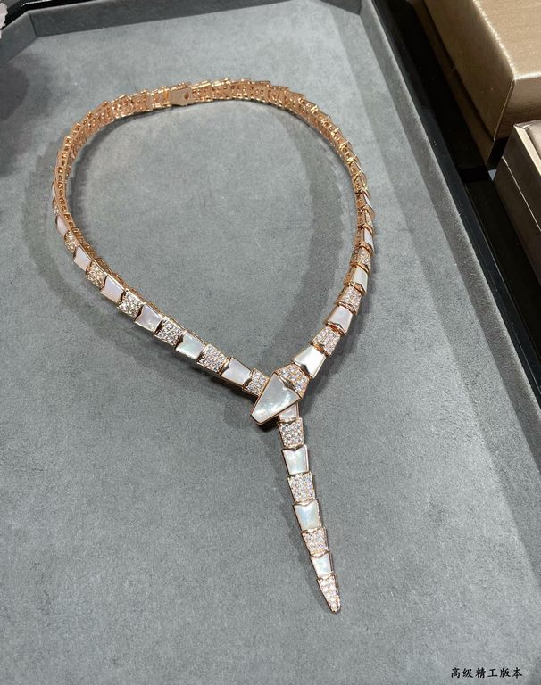 ( This model is non-refundable, non-exchangeable and non-acceptable after-sales  )Sub-golden material (actual price) BVLGARI classic work Bvlgari wide version of the shell snake necklace   delicate enchanting line design