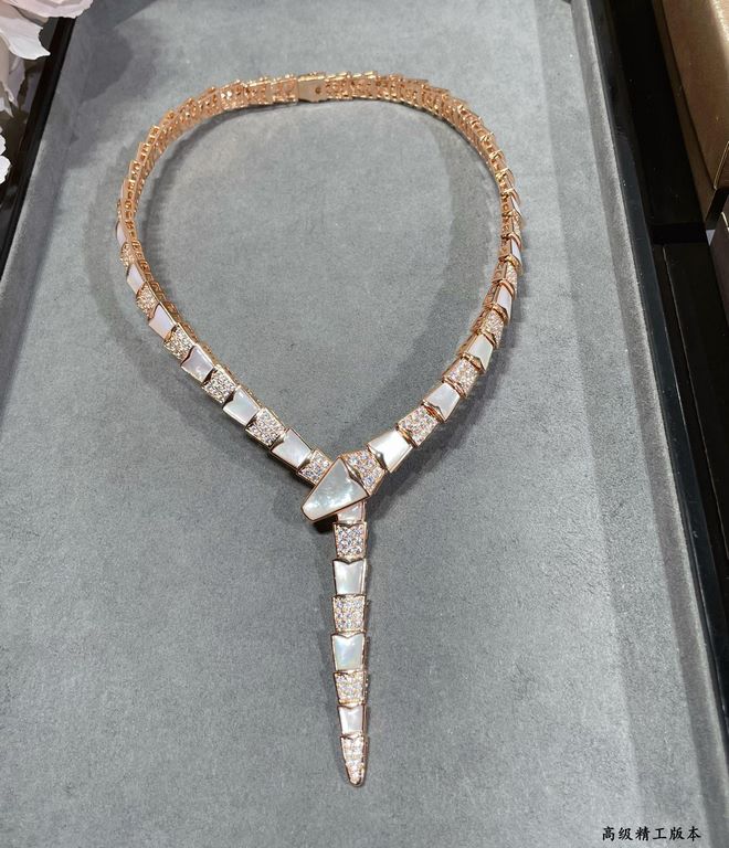 ( This model is non-refundable, non-exchangeable and non-acceptable after-sales  )Sub-golden material (actual price) BVLGARI classic work Bvlgari wide version of the shell snake necklace   delicate enchanting line design