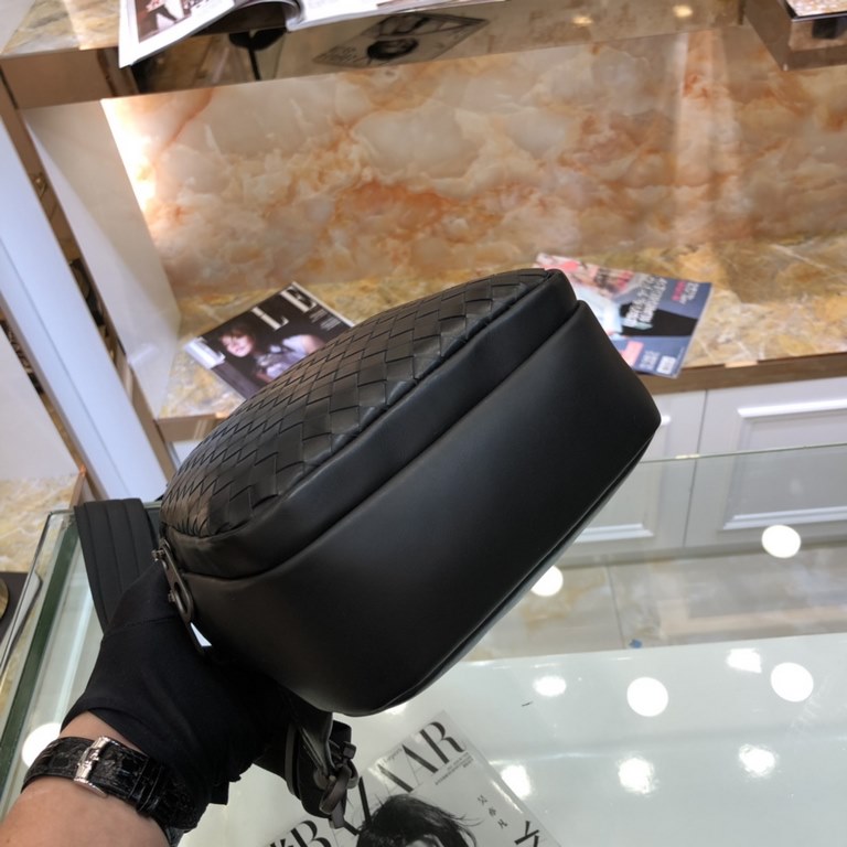 Bv men's bags chest bag, tends to be simple mainly Leather is destined to become the focus  to details embellished with styling interpretation of men's fashion business style    imported waxed cowhide calm and low-profil