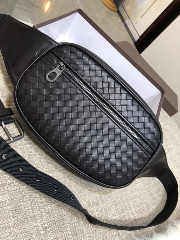 Official website new models come   B new craft chest bag   Urbandoc style with novel Micro-Macro craft design, meticulous attention to detail, presenting shapes and colors of the diamond-shaped intrecciato weave pattern.