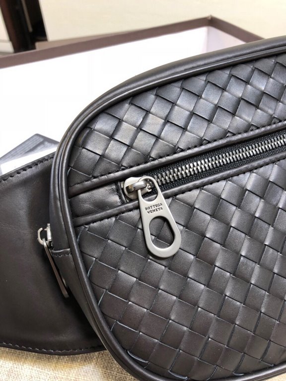 Official website new models come   B new craft chest bag   Urbandoc style with novel Micro-Macro craft design, meticulous attention to detail, presenting shapes and colors of the diamond-shaped intrecciato weave pattern.