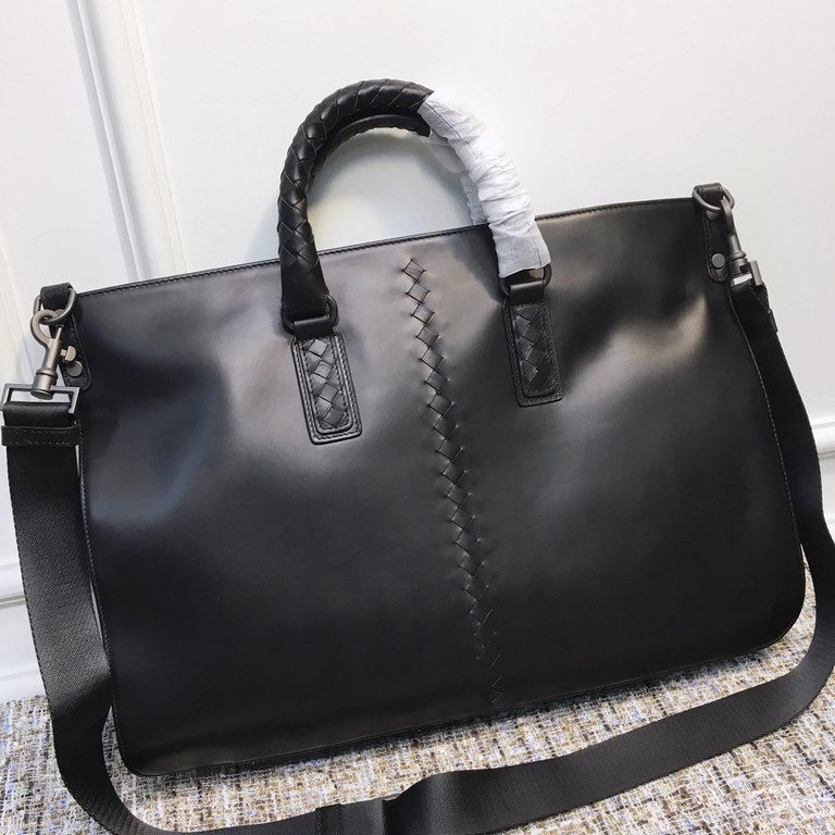 Briefcase Tire cowhide   Pure handmade seamless weaving Gunmetal color electrophoresis accessories    Strong business atmosphere Low-profile, the more the leather is used, the more oily and shiny Practical models. Black 