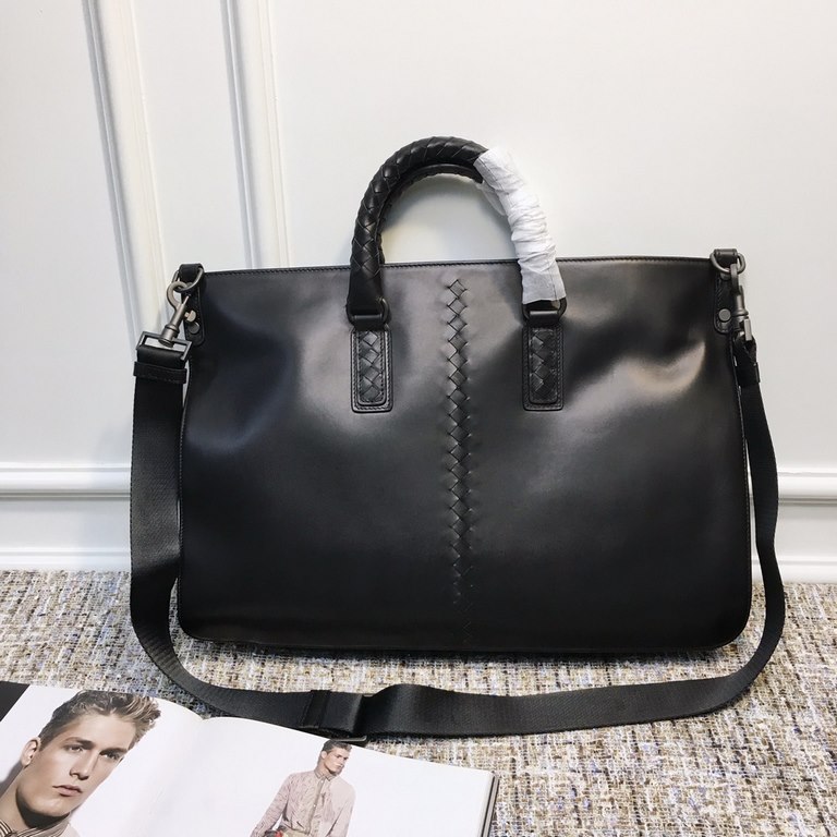 Briefcase Tire cowhide   Pure handmade seamless weaving Gunmetal color electrophoresis accessories    Strong business atmosphere Low-profile, the more the leather is used, the more oily and shiny Practical models. Black 