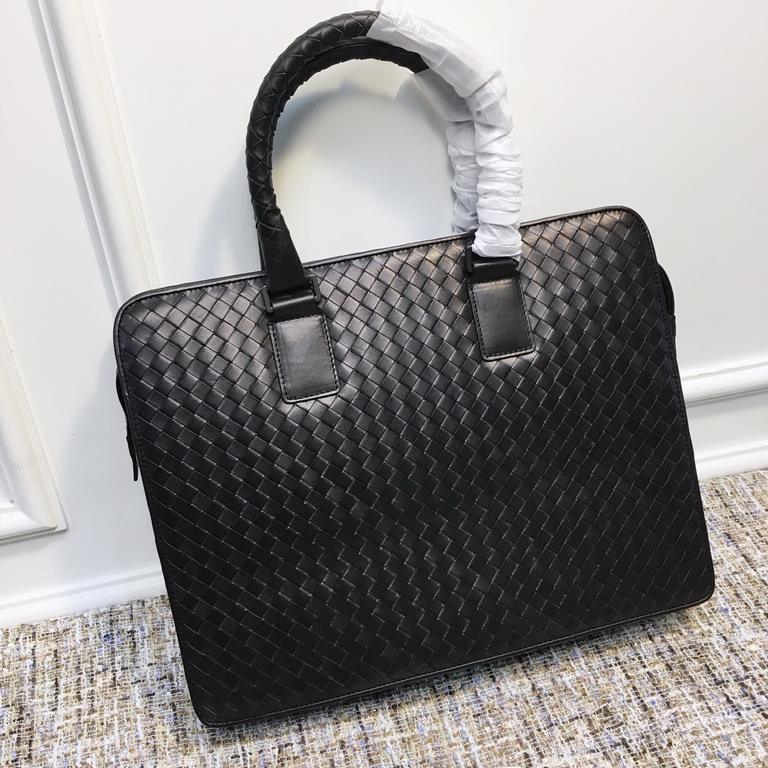 Briefcase, hand-woven from top quality cowhide leather    essential items for career men  Men's withdrawals  Practical to show aggressiveness   Size 386.530cm