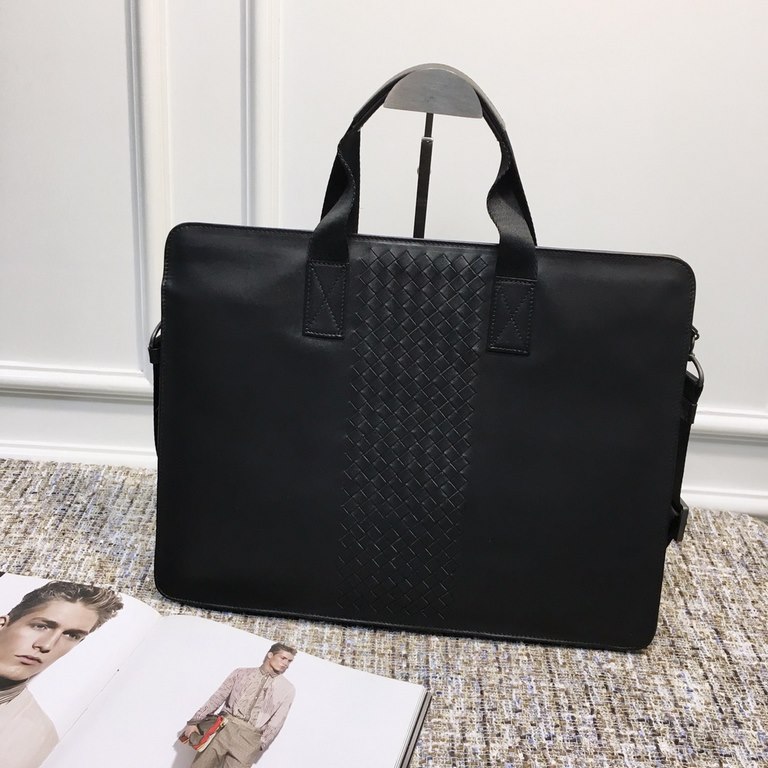 Thin briefcase   Italian customized fetal cowhide, hand-woven, the more the leather is used, the smoother it is   Size 40531cm