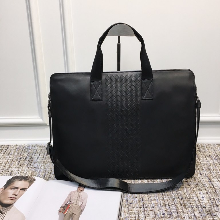 Thin briefcase   Italian customized fetal cowhide, hand-woven, the more the leather is used, the smoother it is   Size 40531cm