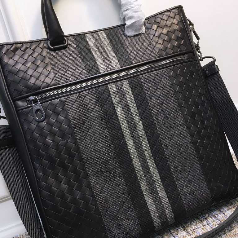 Embroidered briefcase Vertical stripe-shaped woven detail The zippered folder highlights practical features, featuring a cotton-lined compartment, an inner pocket with zipper closure, a smartphone insert pocket, large ca