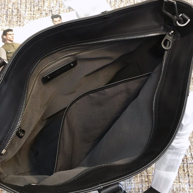 Men's casual vertical body bag with shoulder strap .... Original Italian Tire Cowhide Leather .... The leather is soft and delicate, with a first-class handfeeling秘 zipper closure... Size 321137cm.