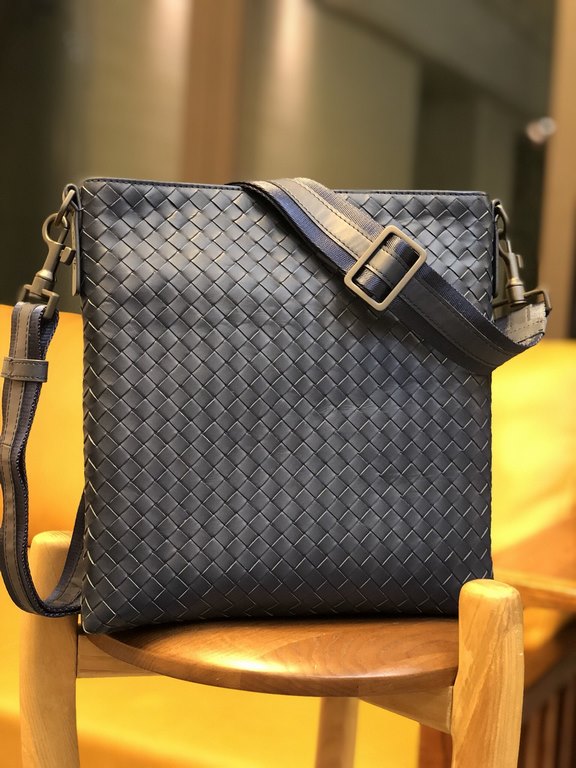 Because every cell in their body is full of youthful vigor, the pursuit of the quality of life, is a mature state of mind, imported fetal cowhide crossbody bag, fashion casual sunshine, small 27  29  3cm