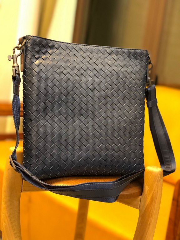 Because every cell in their body is full of youthful vigor, the pursuit of the quality of life, is a mature state of mind, imported fetal cowhide crossbody bag, fashion casual sunshine, small 27  29  3cm