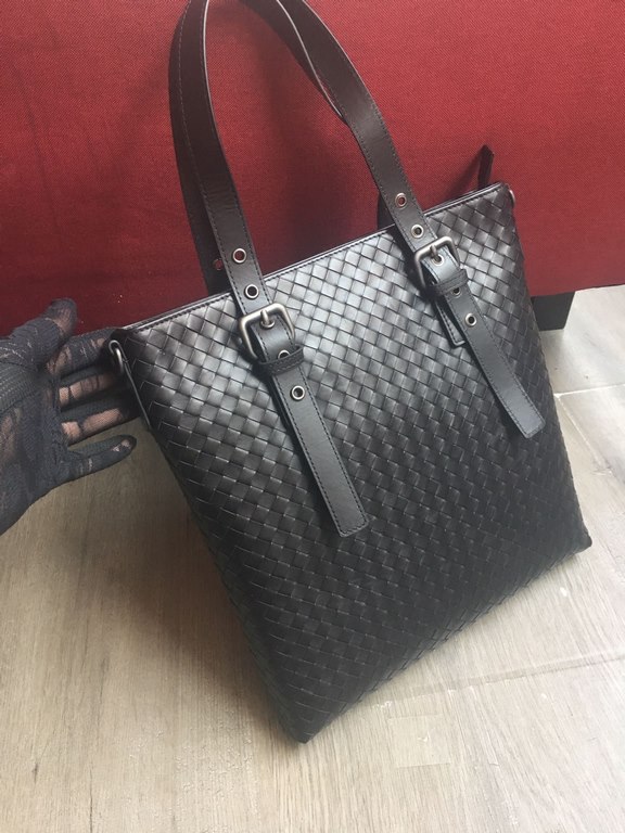 Men's Vertical Briefcase Handbag   Following the traditional craftsmanship    hand-woven in genuine Italian cowhide leather   Easy and convenient to use on the go   Simple style The bag is fully woven with a practical ha