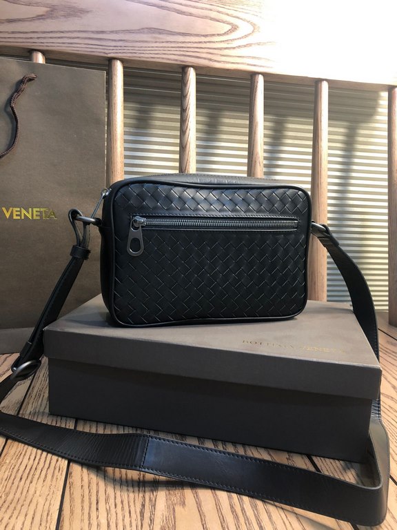 Men's crossbody bag top tire cowhide small bag, bag type are so simple No LOGO, the same for the world to know  adhering to the traditional handmade, tire cowhide seamless weaving gunmetal color electrophoresis accessori