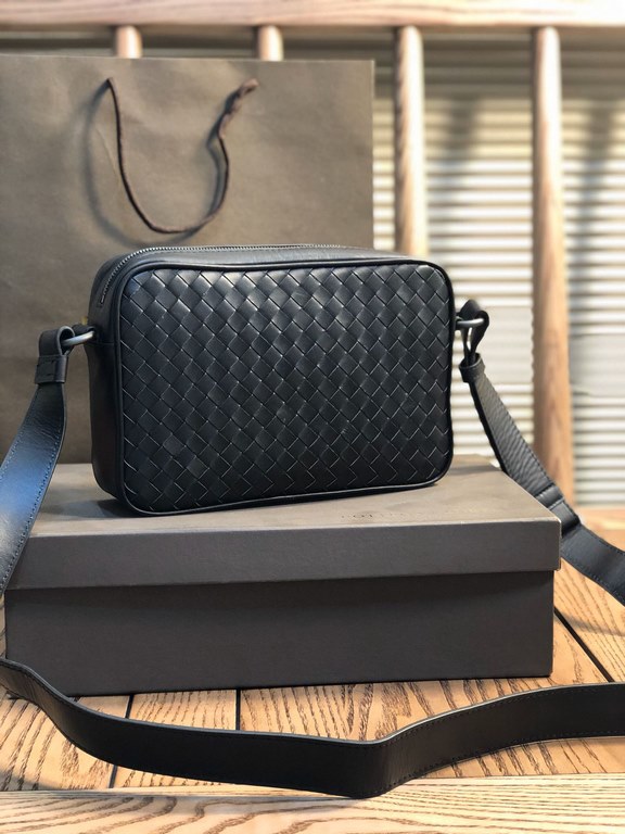 Men's crossbody bag top tire cowhide small bag, bag type are so simple No LOGO, the same for the world to know  adhering to the traditional handmade, tire cowhide seamless weaving gunmetal color electrophoresis accessori