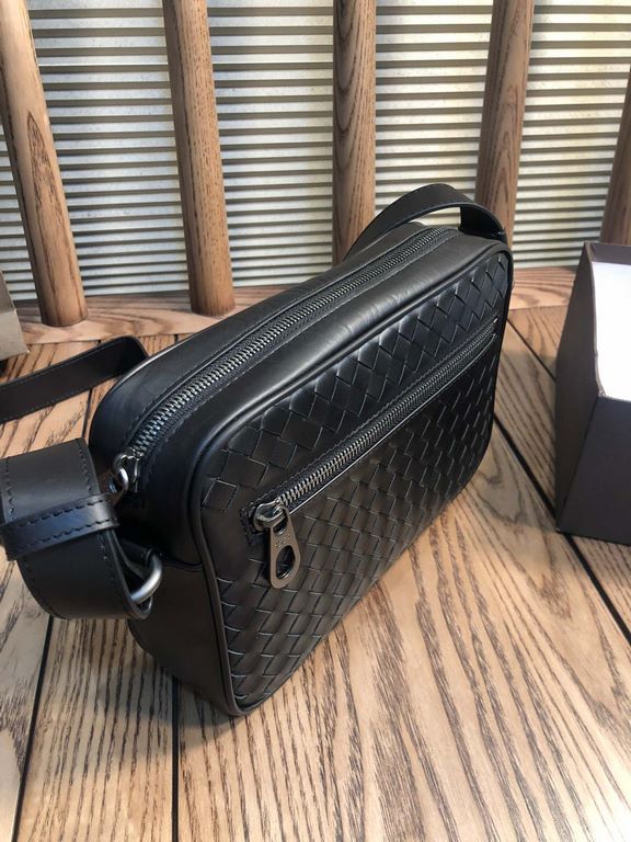 Men's crossbody bag top tire cowhide small bag, bag type are so simple No LOGO, the same for the world to know  adhering to the traditional handmade, tire cowhide seamless weaving gunmetal color electrophoresis accessori