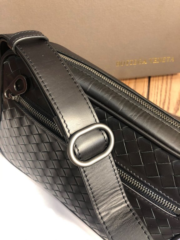 Men's crossbody bag top tire cowhide small bag, bag type are so simple No LOGO, the same for the world to know  adhering to the traditional handmade, tire cowhide seamless weaving gunmetal color electrophoresis accessori