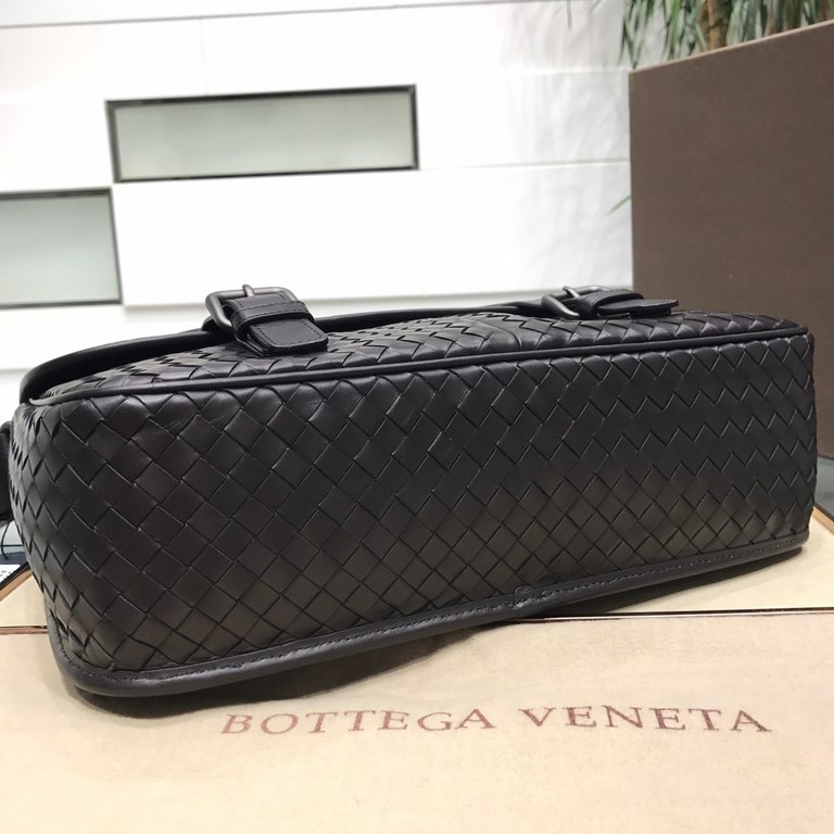 Woven crossbody bag Imported Italian original fetal cowhide leather hand-woven Fashionable and practical  Highest quality on the net Size 341026cm