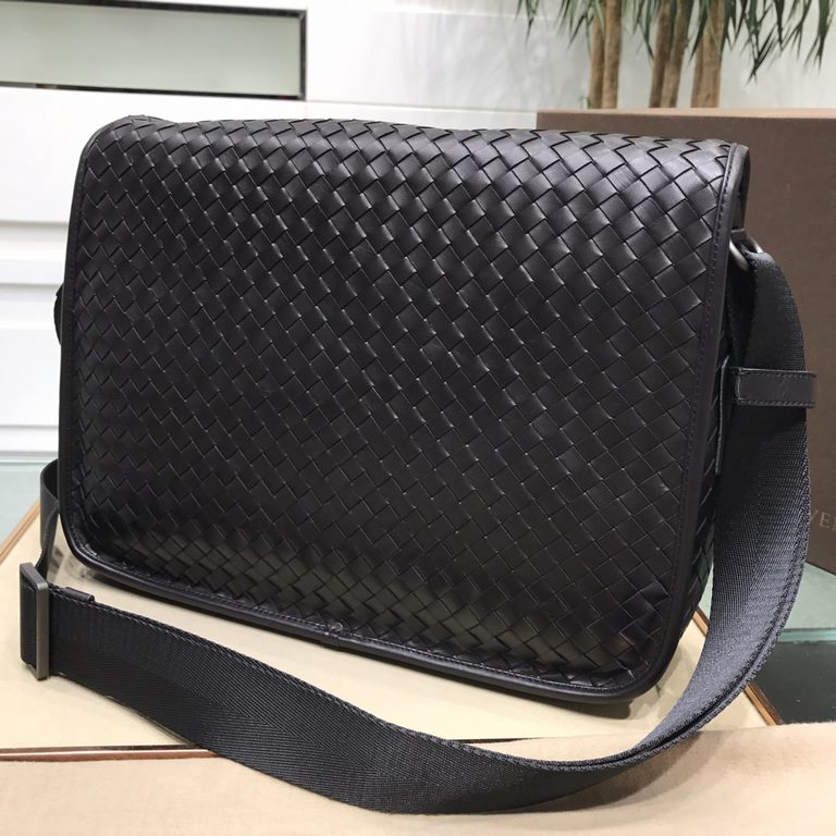 Woven crossbody bag Imported Italian original fetal cowhide leather hand-woven Fashionable and practical  Highest quality on the net Size 341026cm