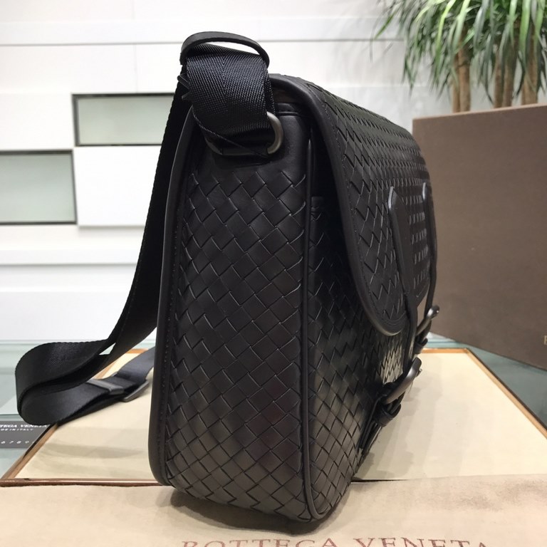 Woven crossbody bag Imported Italian original fetal cowhide leather hand-woven Fashionable and practical  Highest quality on the net Size 341026cm